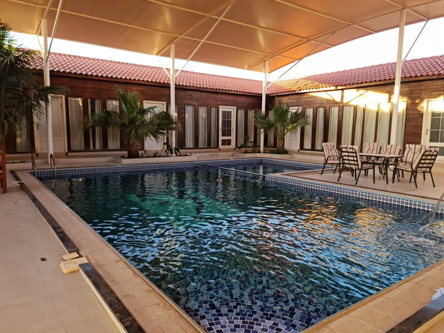 Semi-covered swimming pool in the courtyard of Wood House
